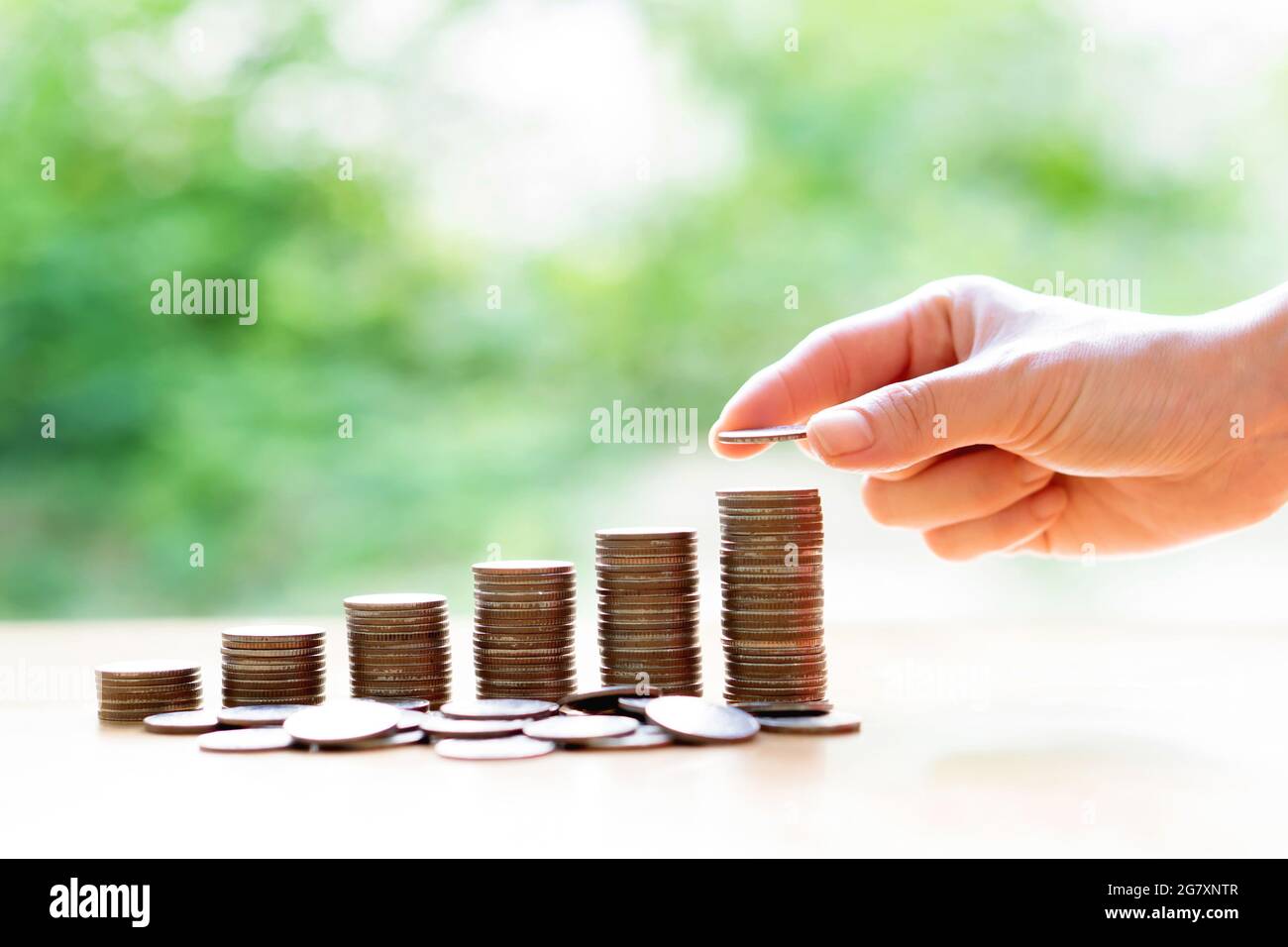 Dando la mano di monete in pila, business e finanza concept Foto Stock