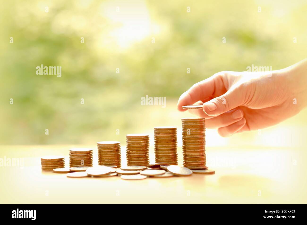 Dando la mano di monete in pila, business e finanza concept Foto Stock