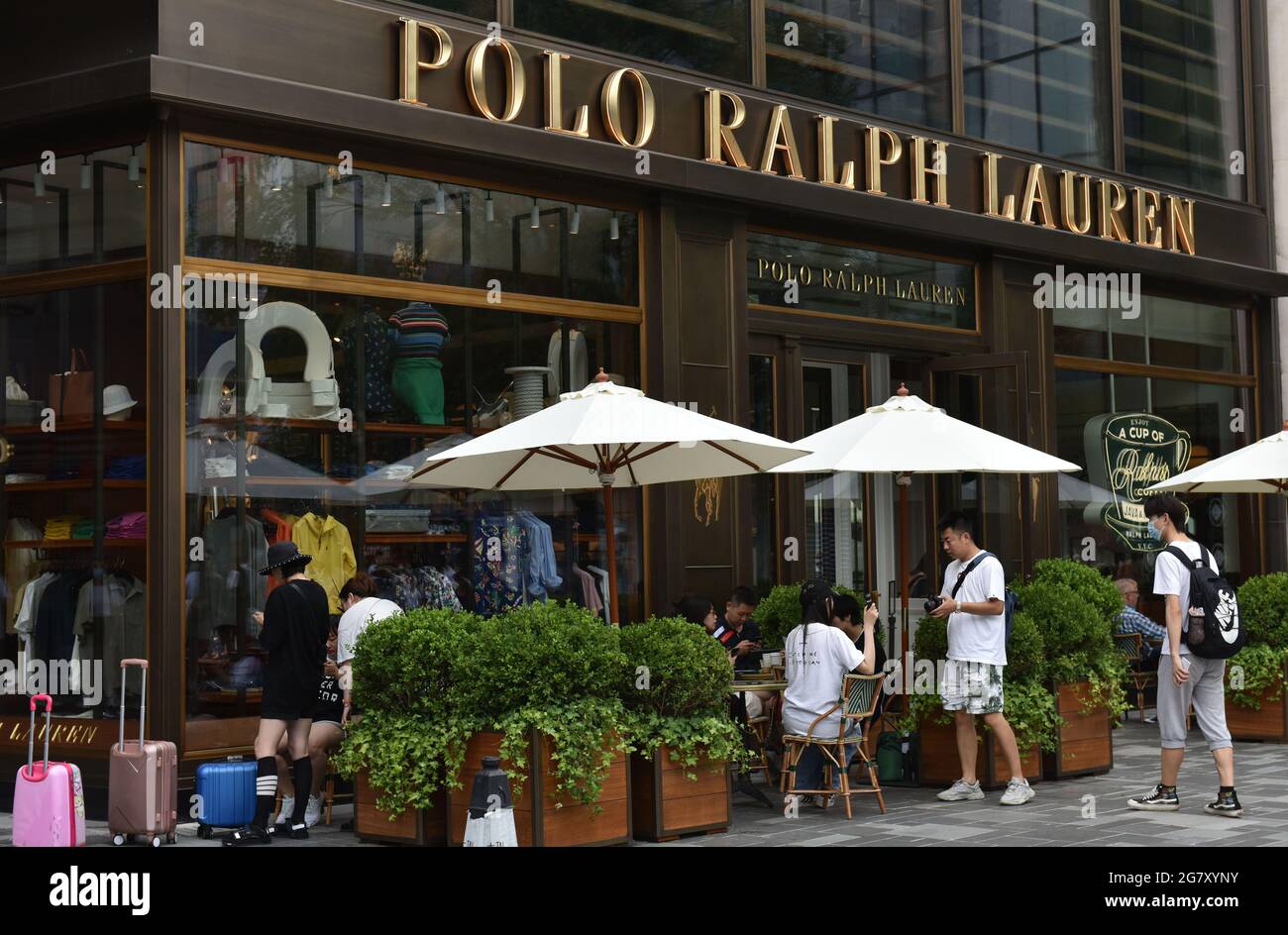 I pedoni passano davanti al negozio Polo Ralph Lauren. (Foto di Sheldon  Cooper / SOPA Images/Sipa USA Foto stock - Alamy