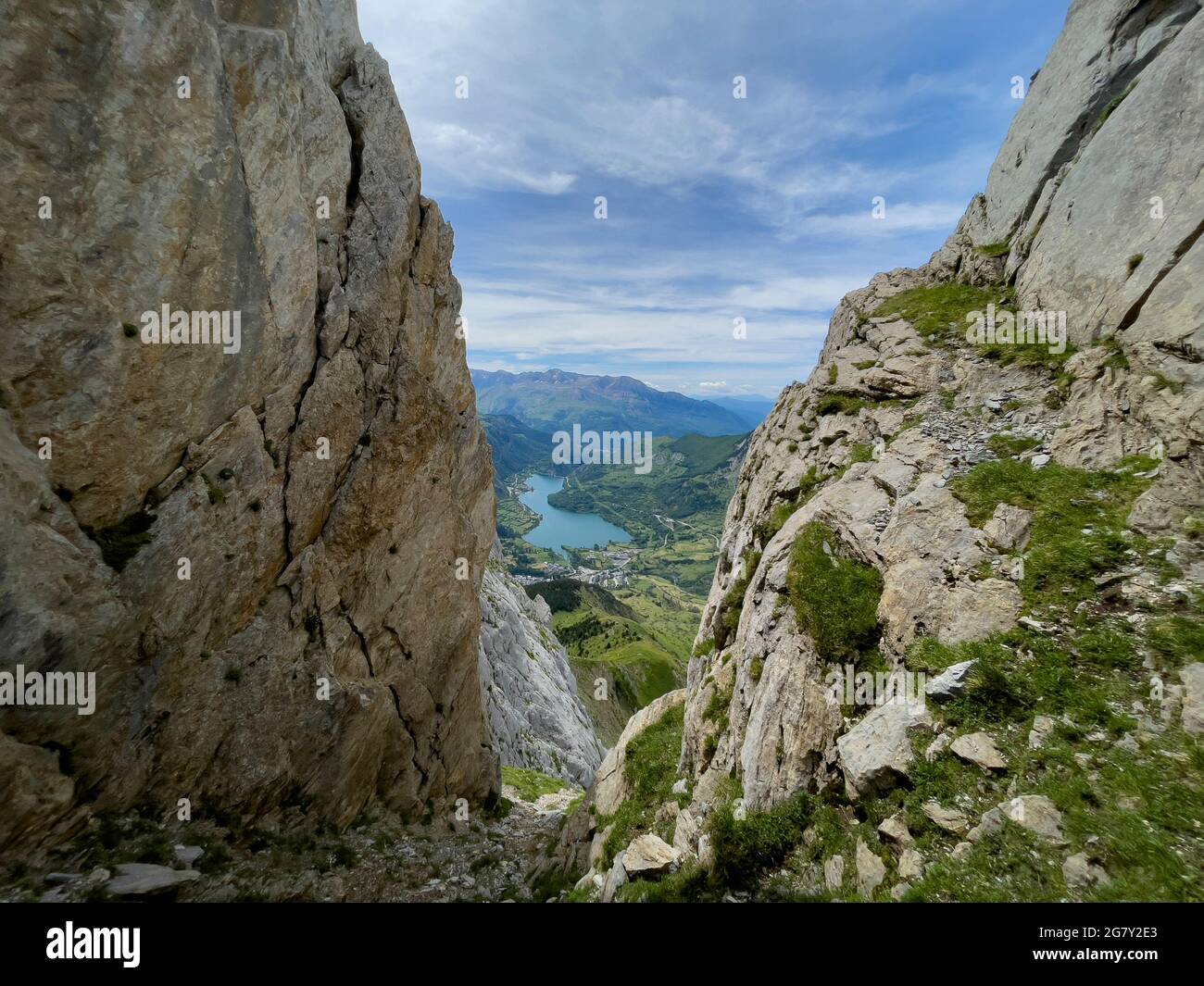 Diga di Lanuza dalla cima di Peña Foratata la vetta più iconica dell'alta Valle di Tena, Sallent de Gallego; Pirenei; Huesca; Spagna Foto Stock