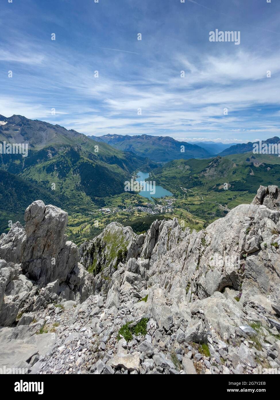 Diga di Lanuza dalla cima di Peña Foratata la vetta più iconica dell'alta Valle di Tena, Sallent de Gallego; Pirenei; Huesca; Spagna Foto Stock