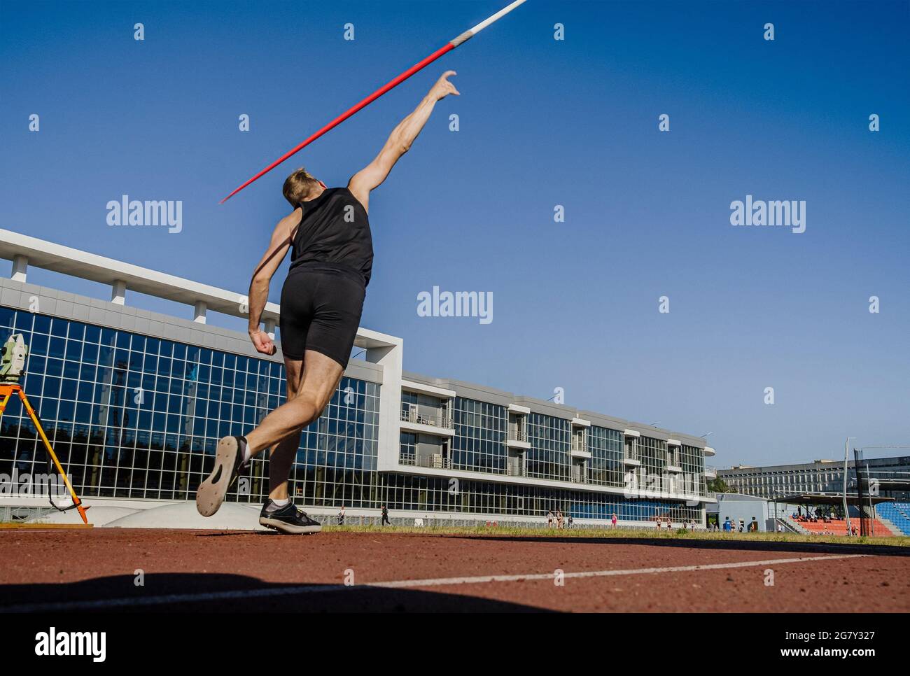 indietro atleta maschile javelin tiro a gara atletica Foto Stock