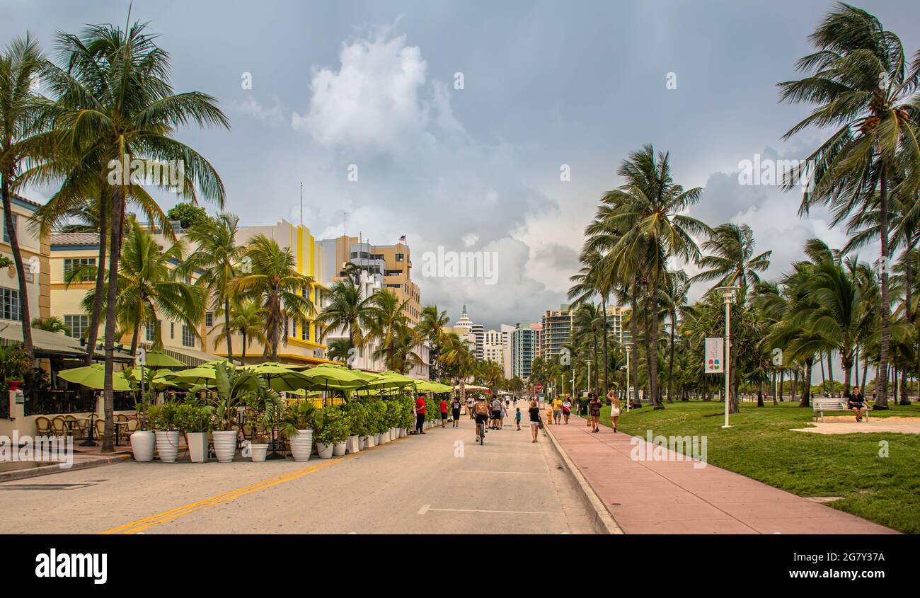 Miami Beach, Florida. 29 giugno 2021. Persone a piedi e godendo di Ocean Drive (2) Foto Stock