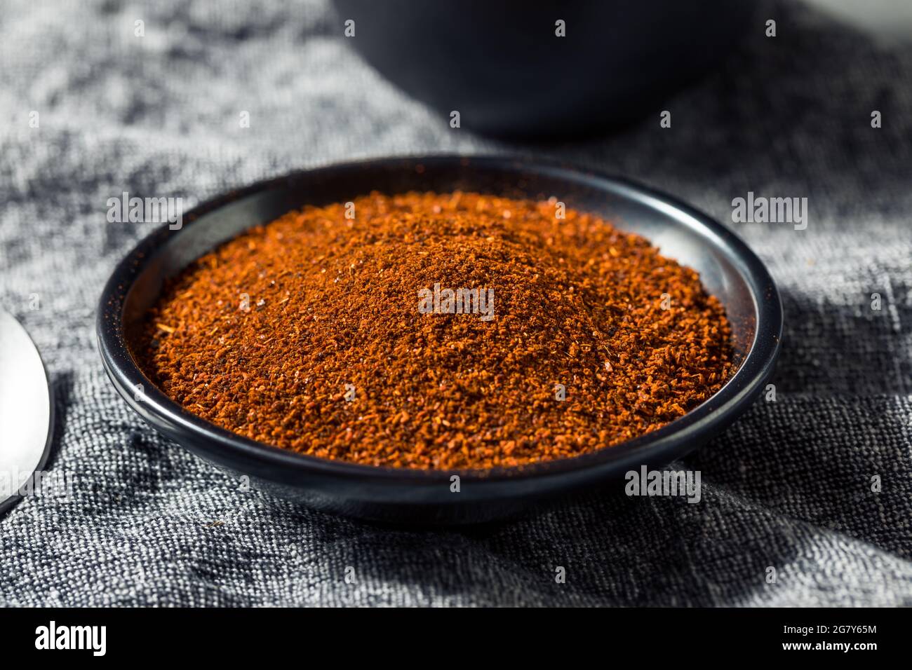 Paprika sana e secca affumicata in una ciotola Foto Stock