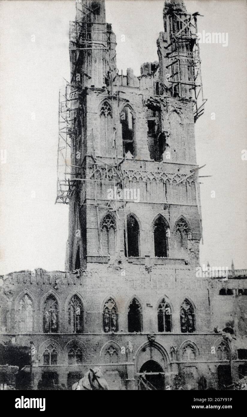 Una vista storica del campanile di Ypres Cloth Hall, Ypres, Belgio, danneggiato durante la prima guerra mondiale. Foto Stock