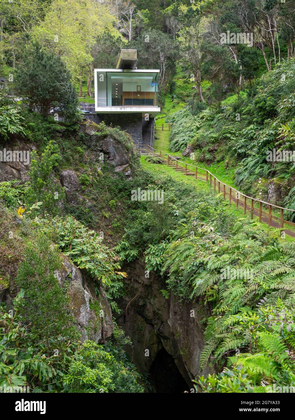 Percorso a piedi per Furna do Enxofre passando per il buco nella roccia vulcanica Foto Stock