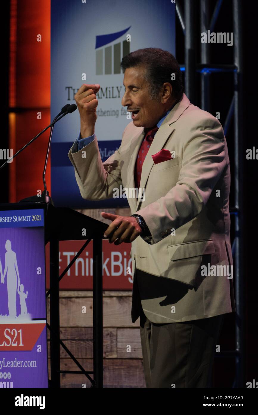 Des Moines, Iowa, Stati Uniti. 16 luglio 2021. Il Dr. MICHAEL YOUSSEF, autore e pastore senior della Chiesa degli Apostoli ad Atlanta, Georgia, parla al Family Leadership Summit 2021 a Des Moines, Iowa, il 16 giugno 2021. Il vertice è organizzato dal leader della famiglia, un ministero cristiano senza scopo di lucro con sede a Urbandale, Iowa. Credit: Fritz Nordengren/ZUMA Wire/Alamy Live News Foto Stock