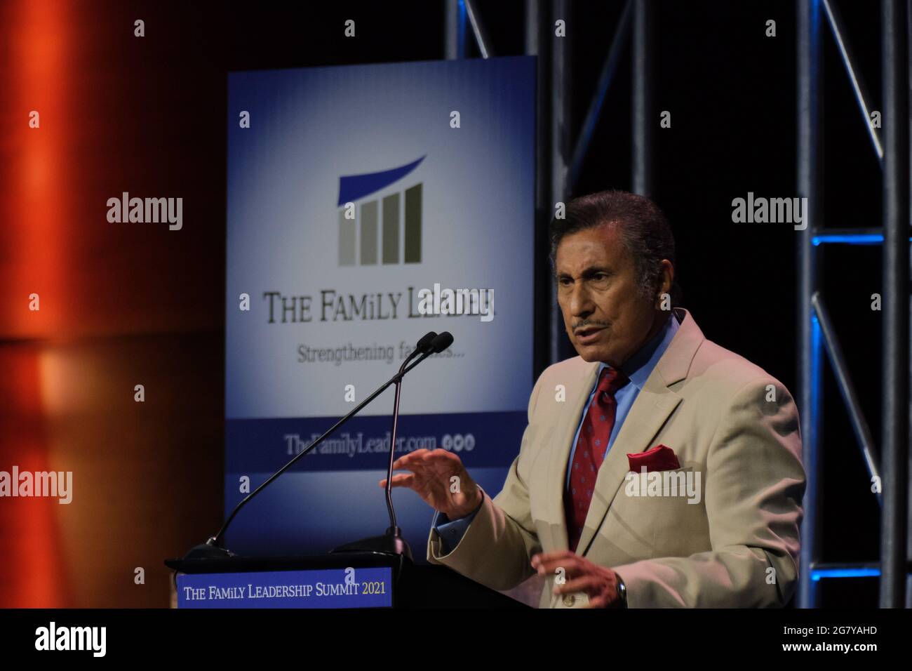 Des Moines, Iowa, Stati Uniti. 16 luglio 2021. Il Dr. MICHAEL YOUSSEF, autore e pastore senior della Chiesa degli Apostoli ad Atlanta, Georgia, parla al Family Leadership Summit 2021 a Des Moines, Iowa, il 16 giugno 2021. Il vertice è organizzato dal leader della famiglia, un ministero cristiano senza scopo di lucro con sede a Urbandale, Iowa. Credit: Fritz Nordengren/ZUMA Wire/Alamy Live News Foto Stock