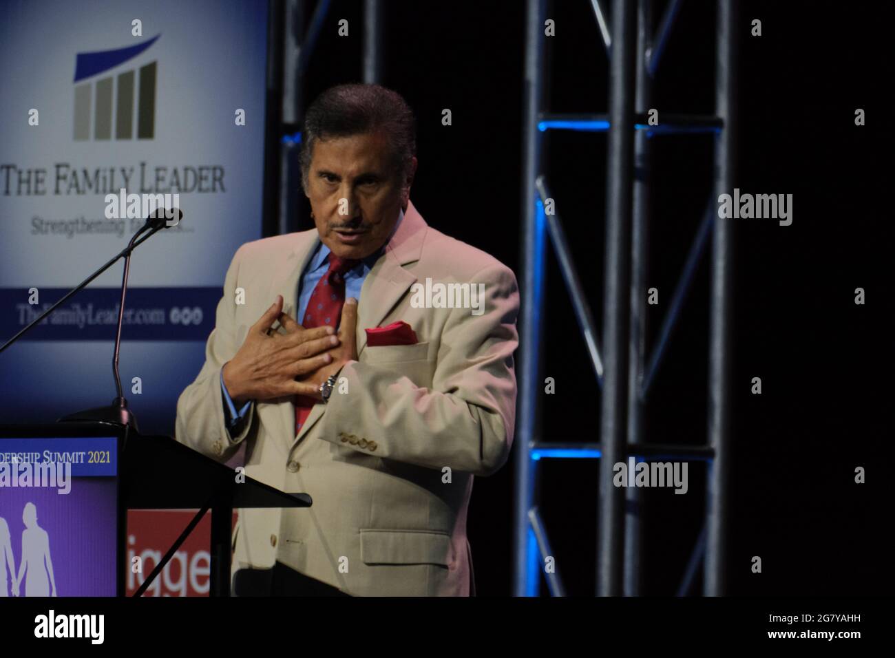 Des Moines, Iowa, Stati Uniti. 16 luglio 2021. Il Dr. MICHAEL YOUSSEF, autore e pastore senior della Chiesa degli Apostoli ad Atlanta, Georgia, parla al Family Leadership Summit 2021 a Des Moines, Iowa, il 16 giugno 2021. Il vertice è organizzato dal leader della famiglia, un ministero cristiano senza scopo di lucro con sede a Urbandale, Iowa. Credit: Fritz Nordengren/ZUMA Wire/Alamy Live News Foto Stock