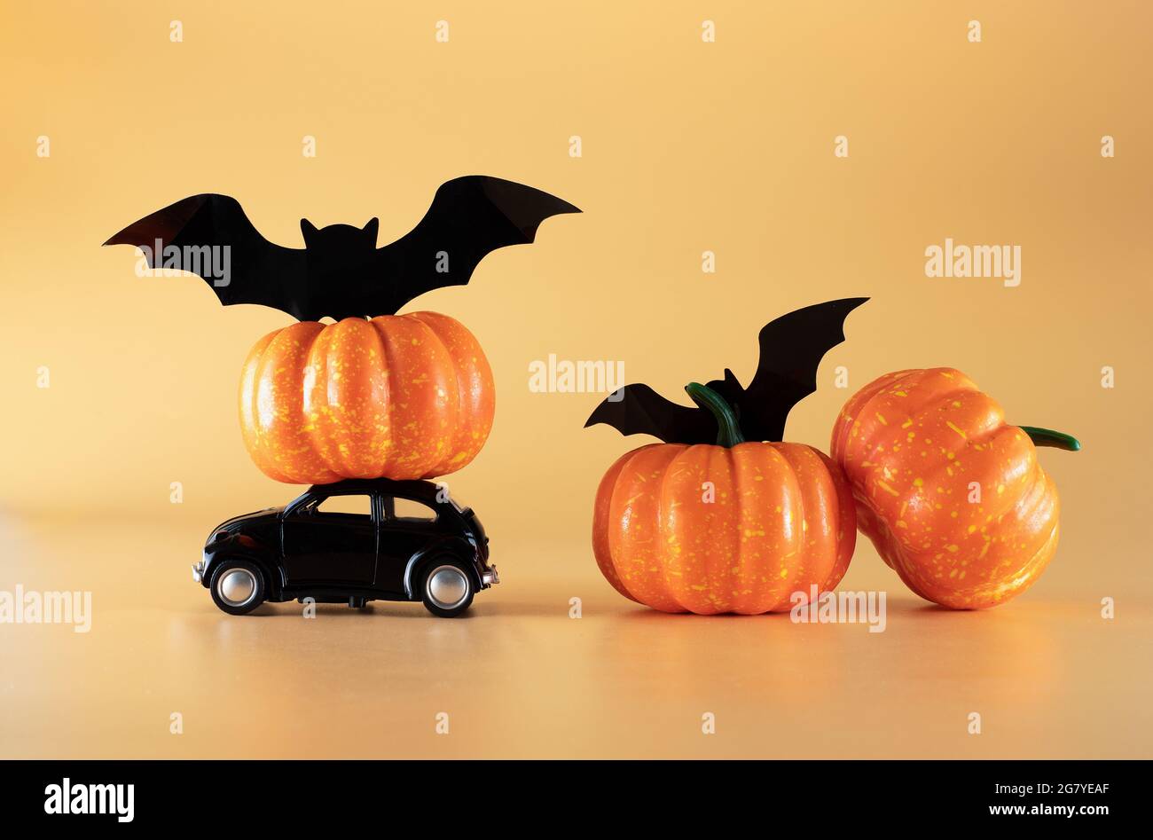 Halloween felice su sfondo arancione. Simbolo dell'offerta speciale. Design piatto. Elemento di progettazione. Concetto di celebrazione. Segno del prezzo dell'offerta di sconto. Foto Stock