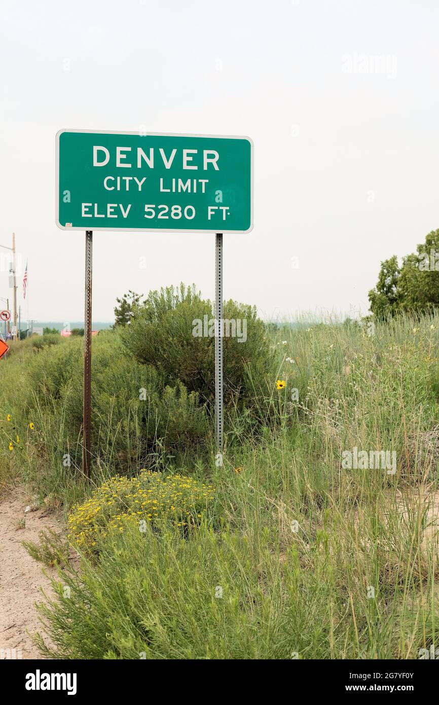 City Limit Street segno dove Aurora, Colorado incontra Denver informando i visitatori del miglio High City 5280 piedi di altitudine, un miglio sopra il livello del mare. Foto Stock