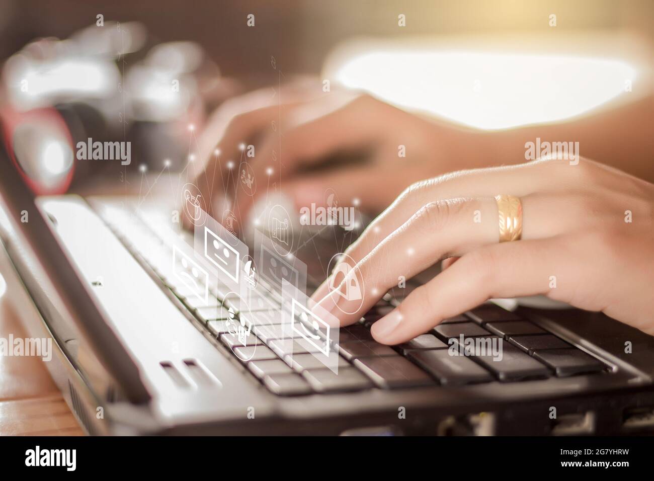 Gli uomini d'affari stanno facendo le indagini in linea di corsa. Effetti del concetto di indagine sul coronavirus Foto Stock