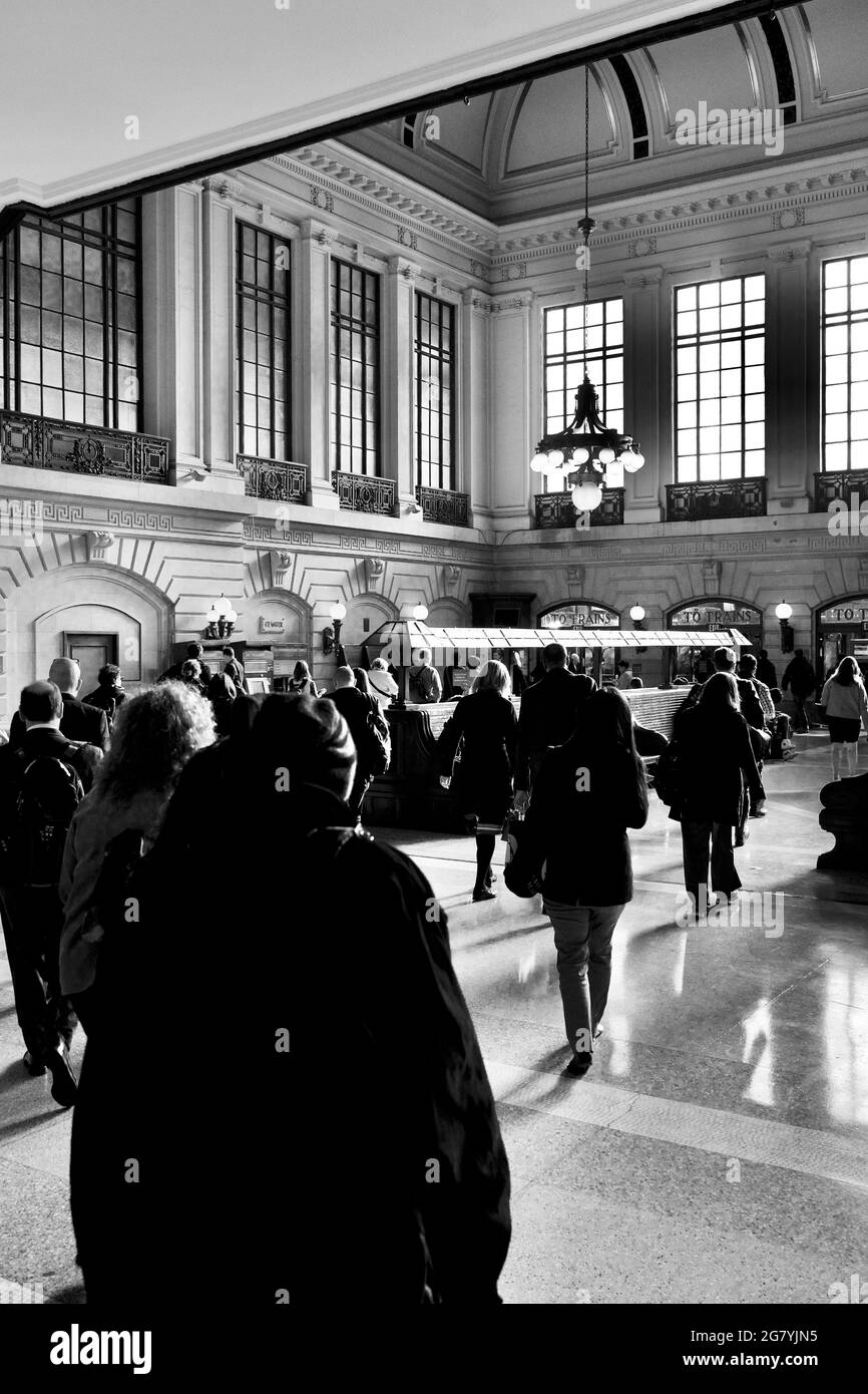 Pendolari che attraversano la sala d'attesa principale presso il terminal dei treni di Hoboken, NJ Foto Stock