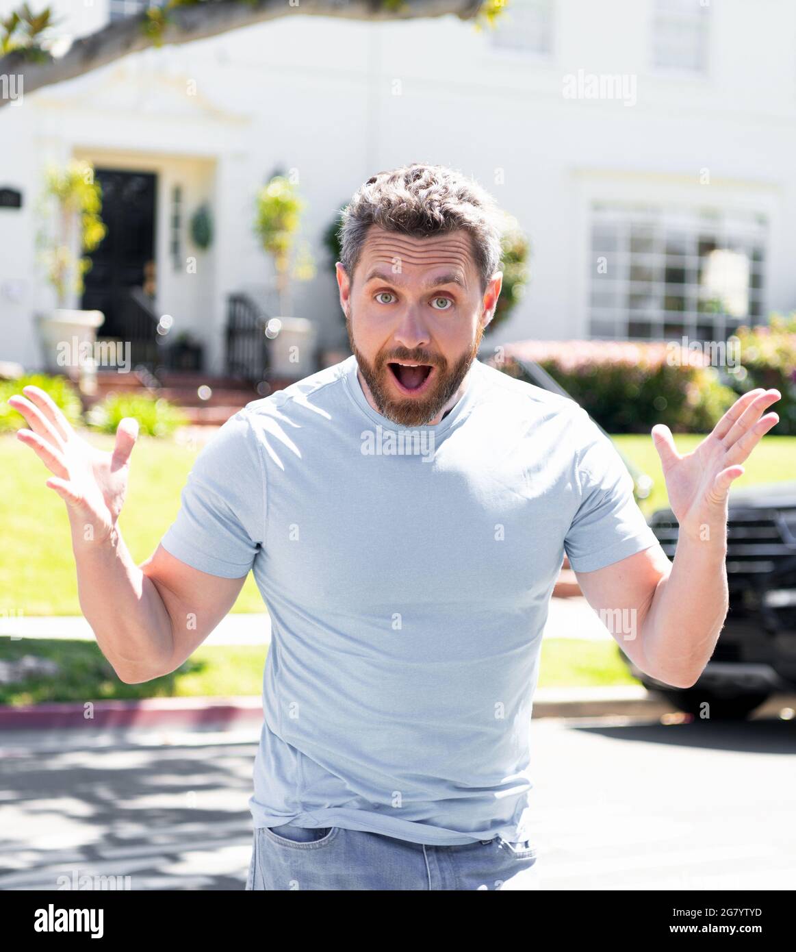 oh mio dio. felice stupito uomo bearded celebrare il successo. ragazzo maturo esprimere la felicità. Foto Stock