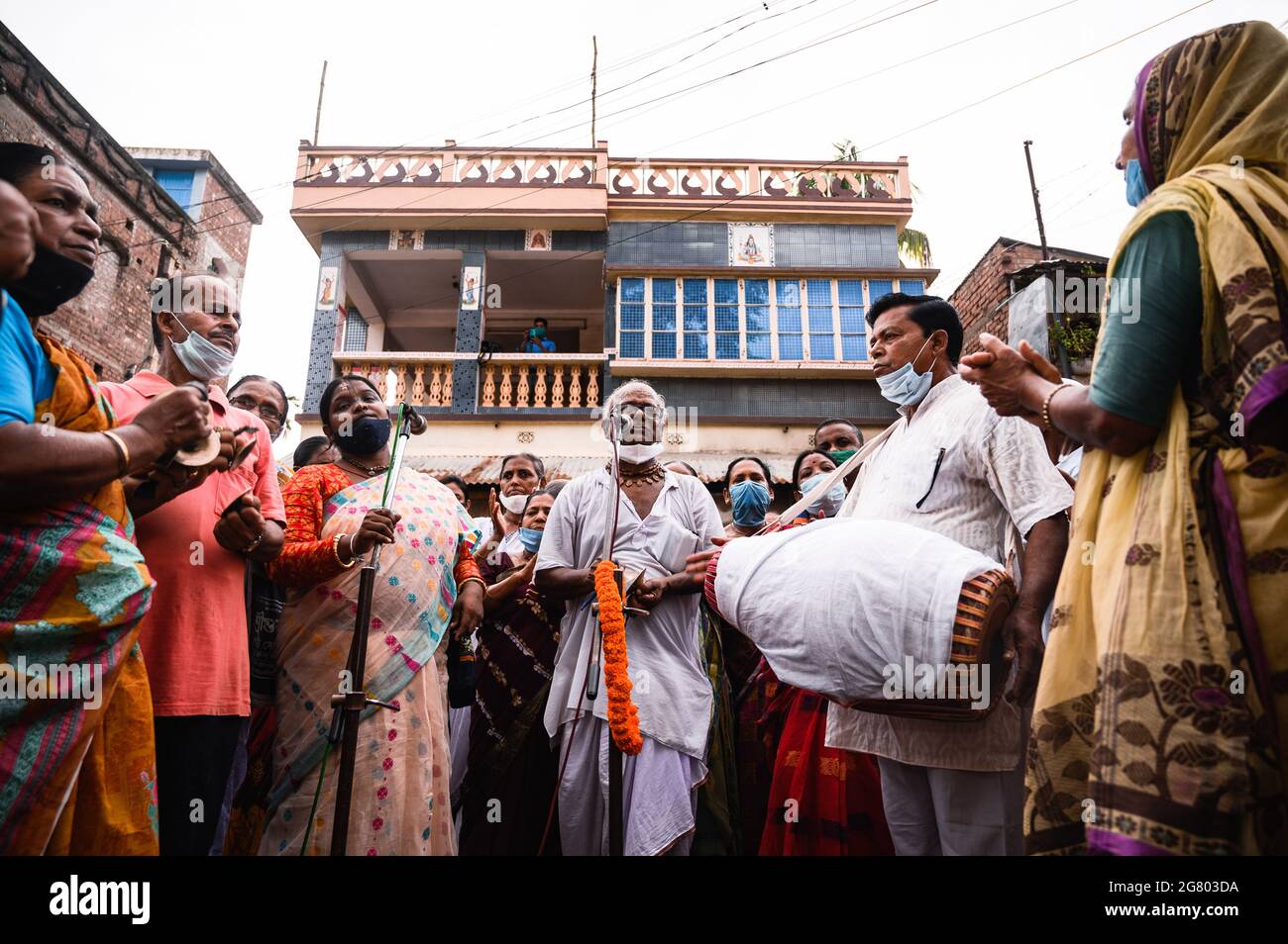 La festa di Ratha Yatra è stata celebrata all'interno del tempio di Tehatta, in conformità con le norme amministrative per le precauzioni contro il coronavirus. Non è stato permesso loro di entrare senza maschere. Un'organizzazione volontaria ha aiutato con l'igienizzatore per i devoti. Anche se ci erano regole, alcuni bambini ed anziani non hanno indossato le maschere o non stavano indossando le maschere correttamente. Tehatta, Bengala Occidentale; India. Foto Stock