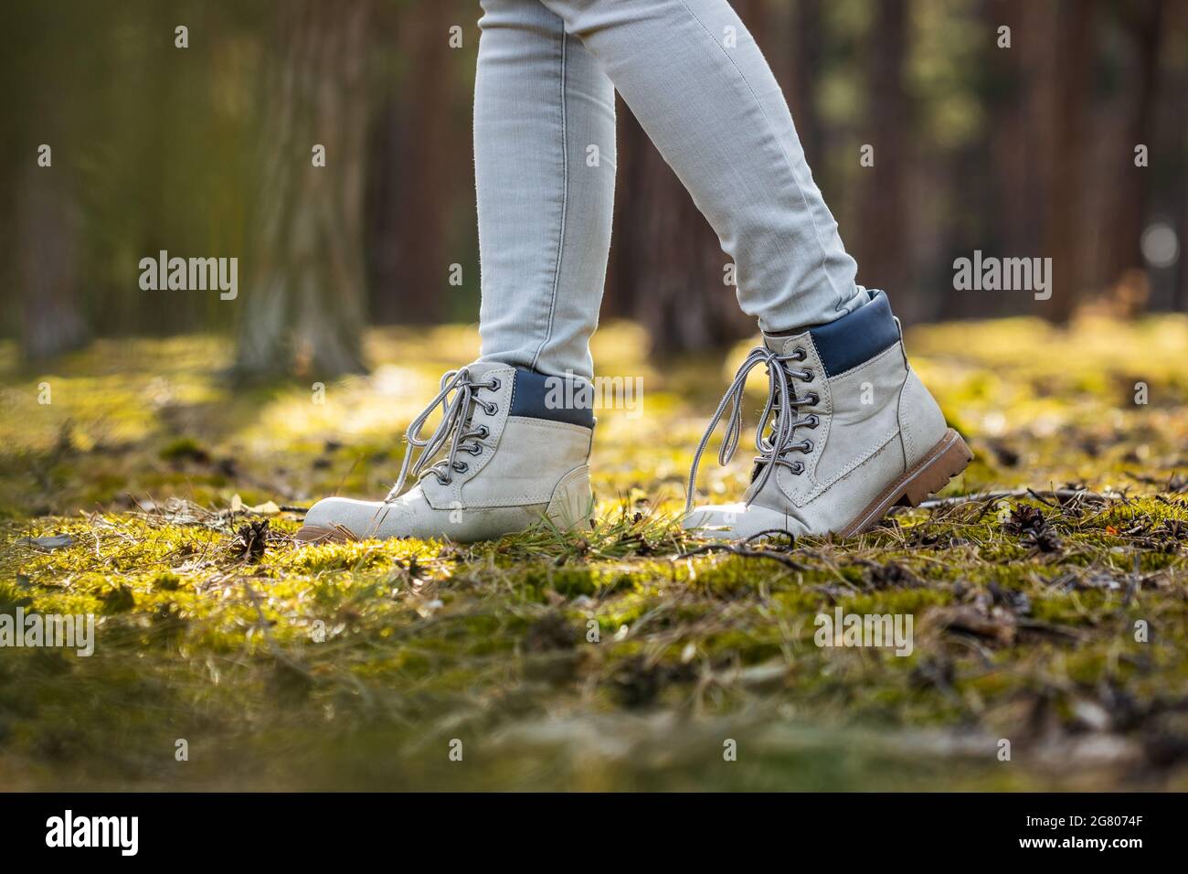 Scarponi da trekking. Escursionista a piedi nel bosco. Gambe femminili che  indossano scarpe sportive in pelle all'aperto Foto stock - Alamy