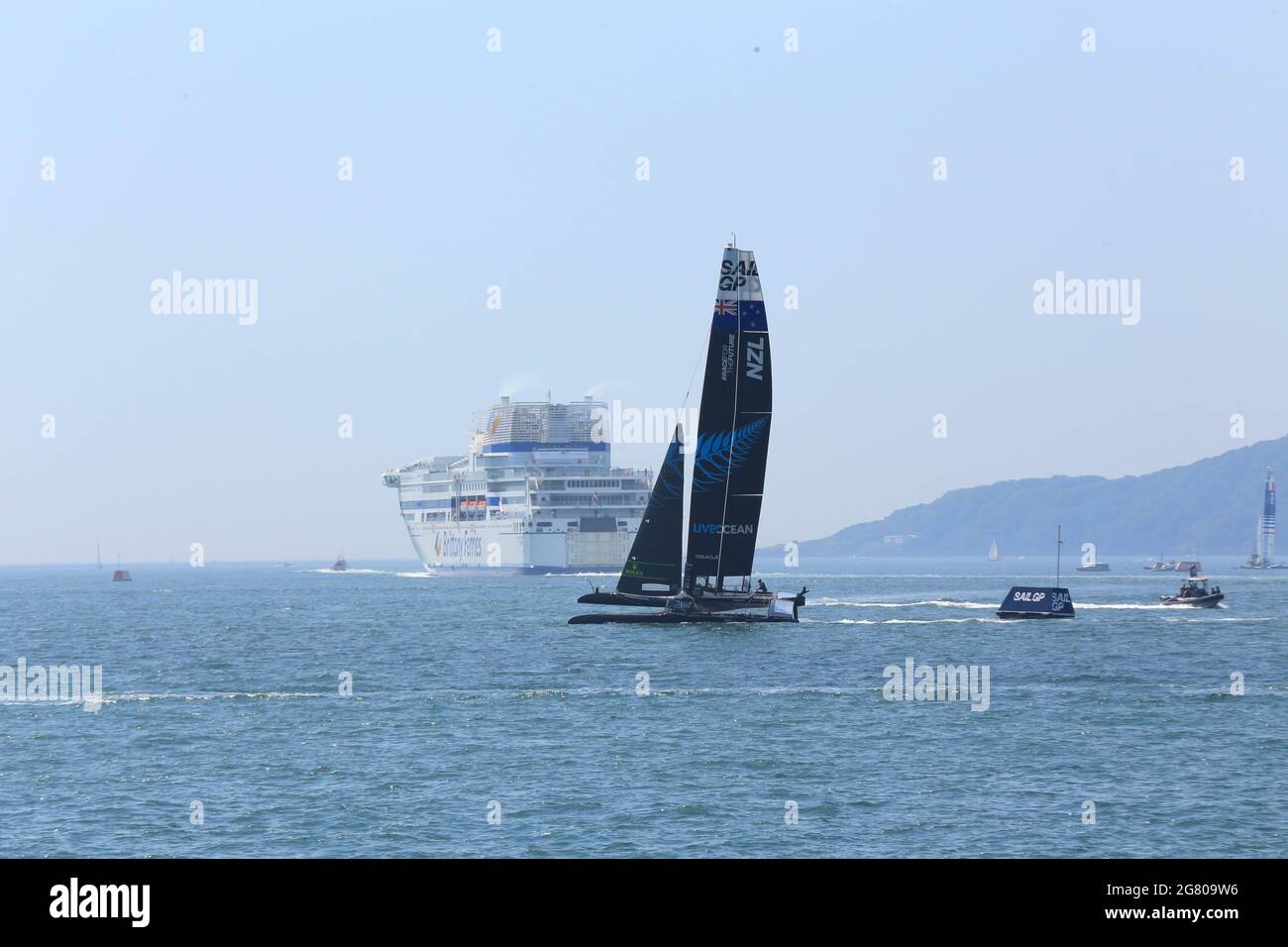 SailGP yacht racing con grande traghetto passeggeri in background Foto Stock