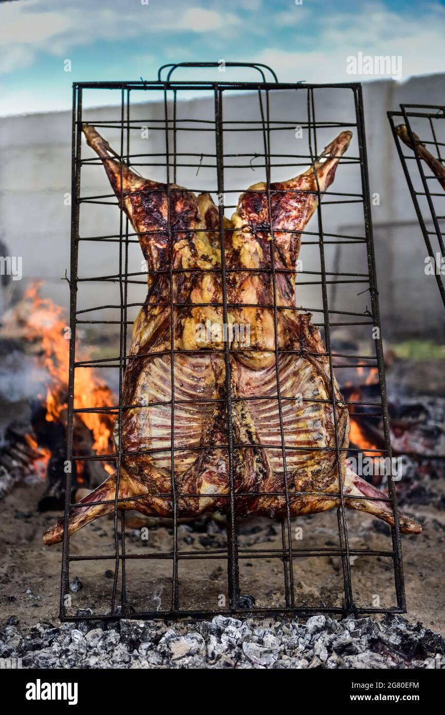 Agnello allo spiedo, cucina tradizionale argentina, provincia la Pampa, Patagonia, Argentina. Foto Stock