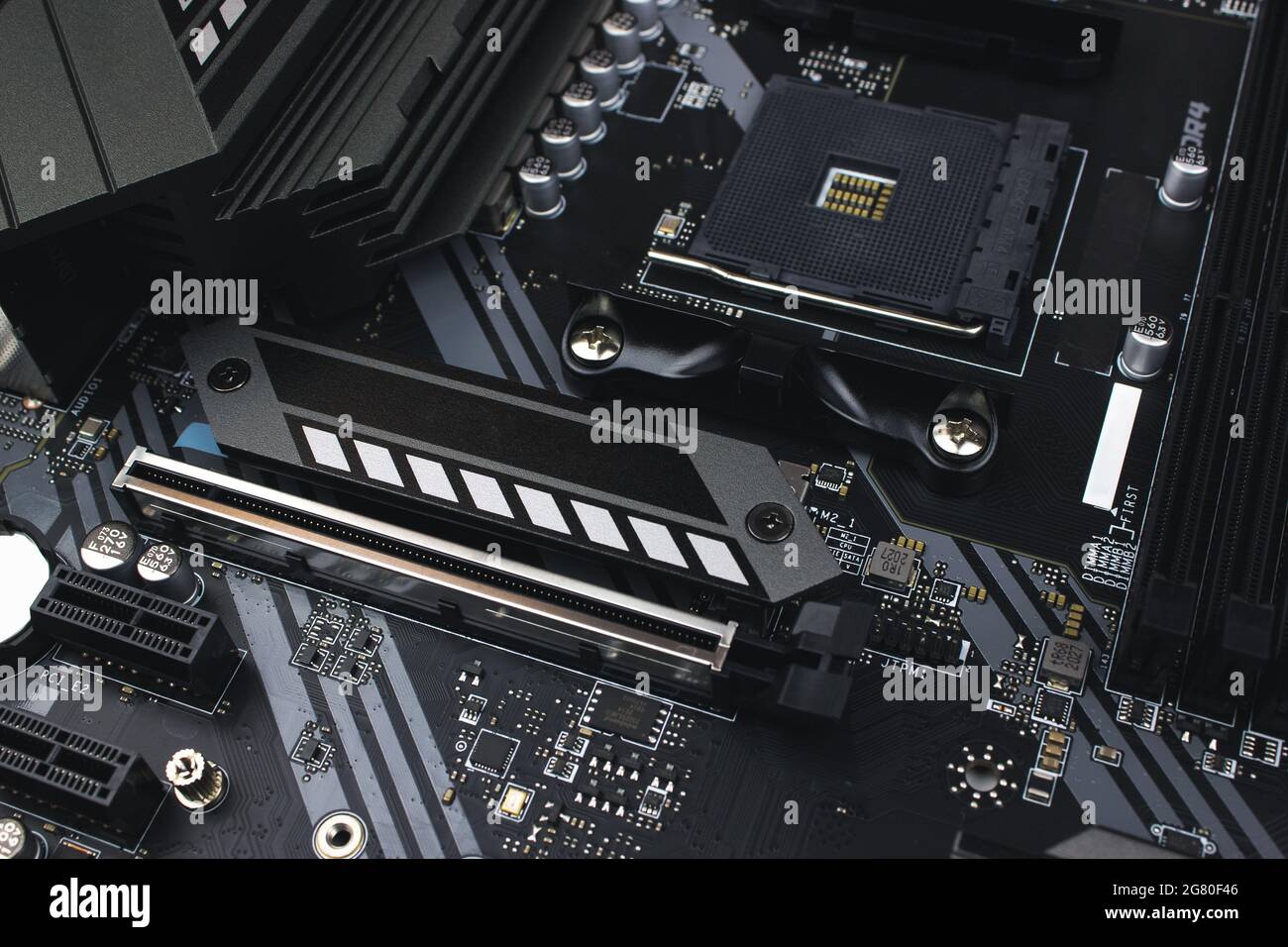 Parte di otherboard, primo piano. Macro-shot della scheda elettronica a circuito stampato che rappresenta la tecnologia moderna. Componente di ingegneria delle informazioni Foto Stock