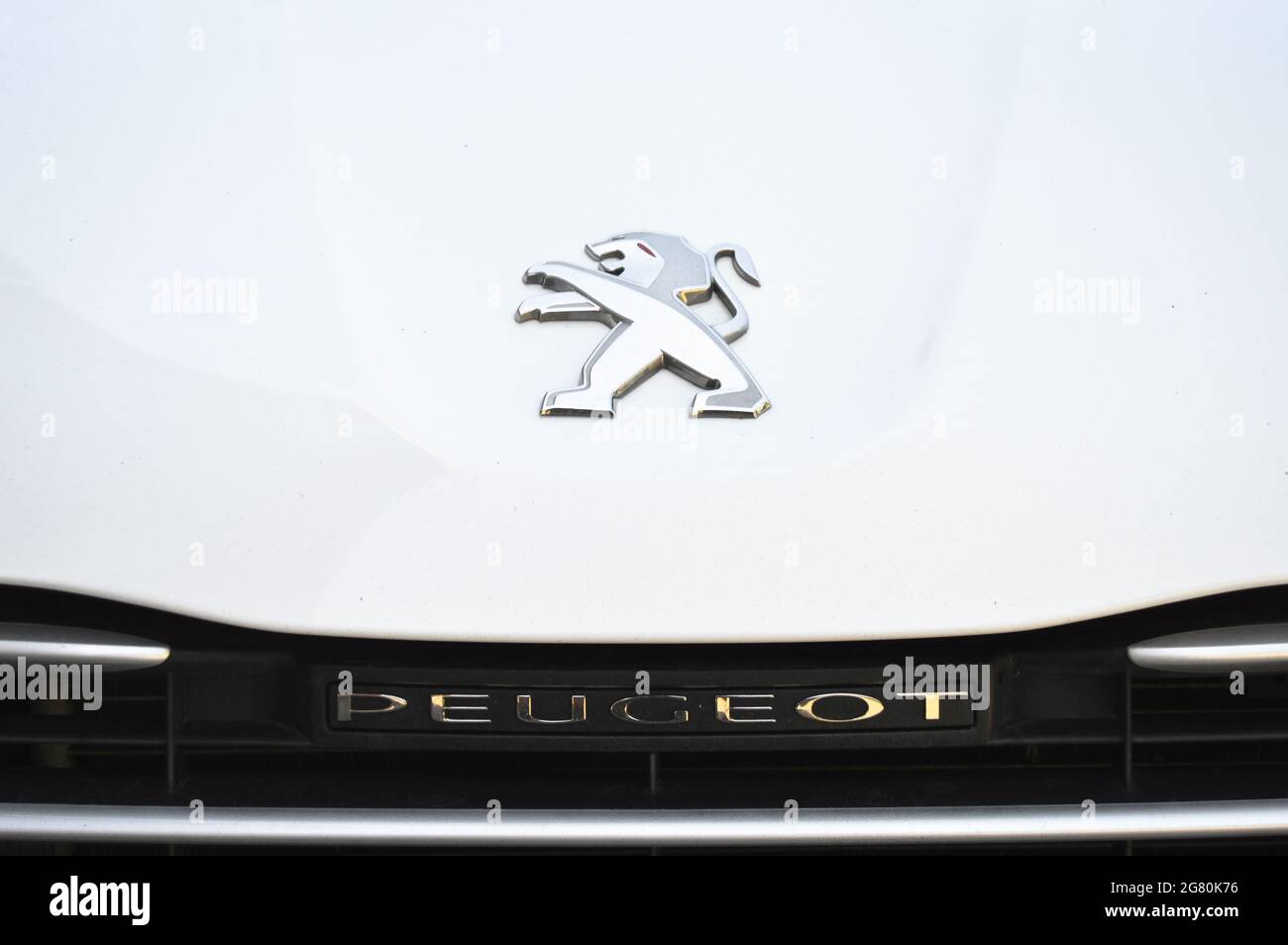 Logo Peugeot in metallo cromato, auto di lusso a Istanbul città, giugno 23.2017 Istanbul pendik mercato auto di seconda mano Foto Stock