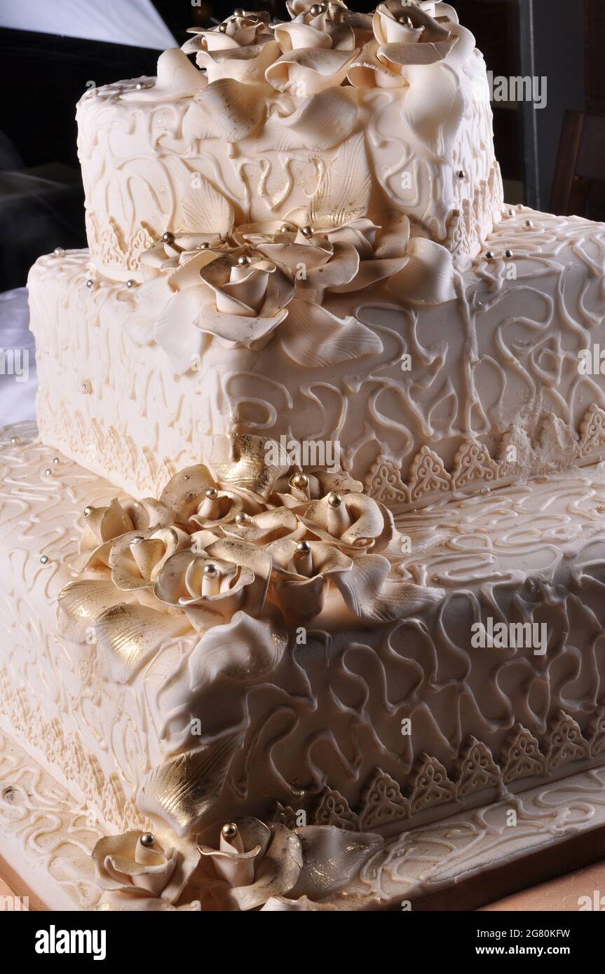 Preparato per occasioni speciali, deliziosa e bella torta di nozze bianca  Foto stock - Alamy