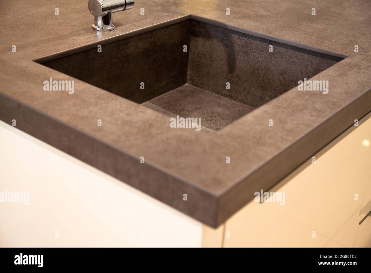 Interni di lussuosa cucina moderna e lavello e rubinetto in ceramica Foto Stock