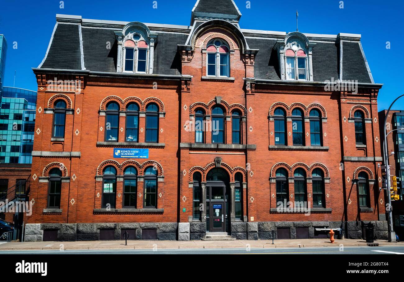 Halifax Academy edificio a tre piani in mattoni rossi costruito nel secondo stile Impero, costruito nel 1877 Foto Stock