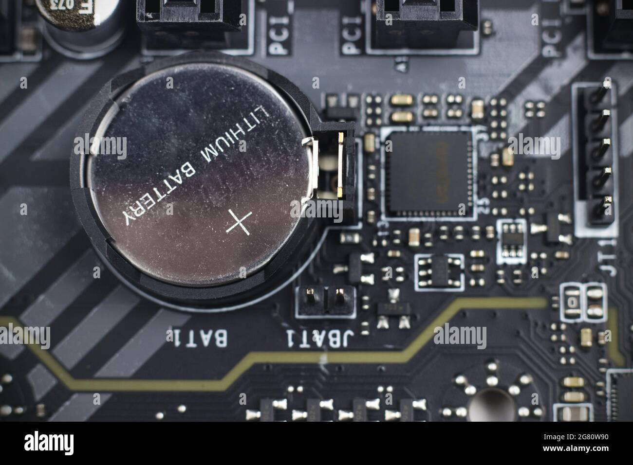 Componente di ingegneria delle informazioni. Parte di una moderna scheda a circuito stampato per computer con batteria scheda madre per computer . Storia della scienza tecnologica Foto Stock