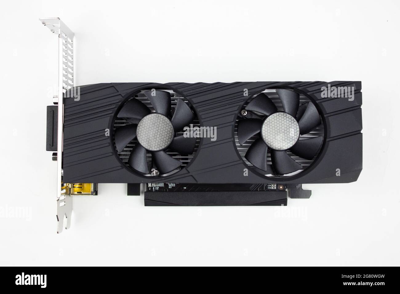 Scheda, video, grafica. Scheda grafica del gioco su sfondo bianco. Dispositivo elettronico o parte di computer, hardware per computer concettuale. Scheda GPU. Hardware IT. CR Foto Stock