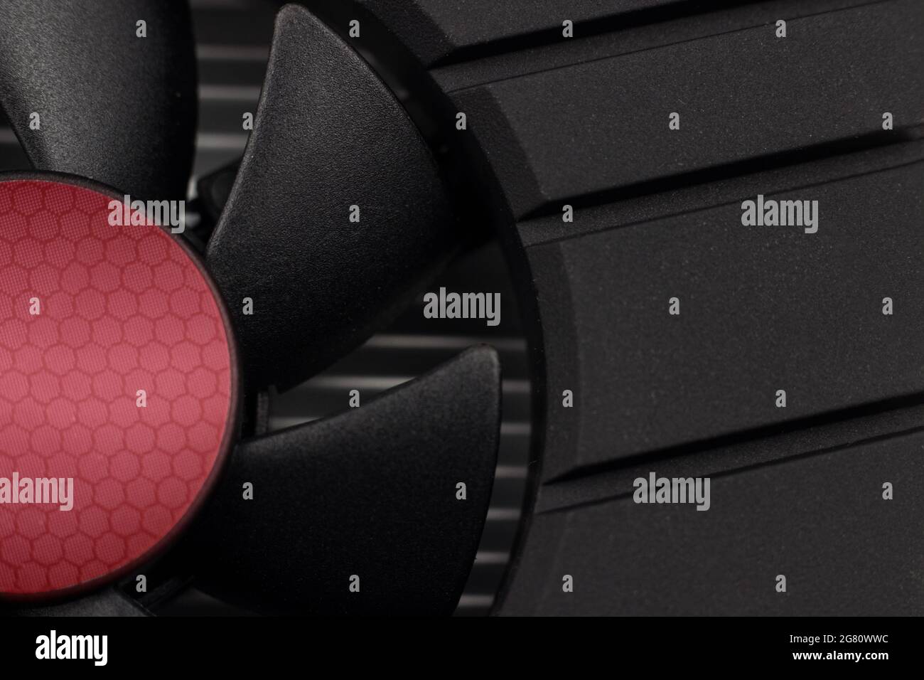 Parte della moderna scheda video nera per computer con refrigeratore. Sistema di raffreddamento di una potente scheda grafica. Dispositivo elettronico o parte di computer, computer concettuale h Foto Stock