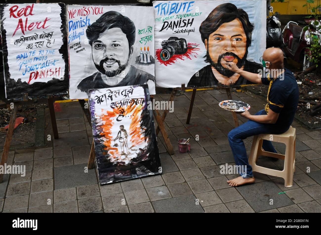 Mumbai, India. 16 luglio 2021. La scuola d'arte di Gurukul rende omaggio a un fotogiornalista (Reuters) danese Siddique a Mumbai.Photogiornalista è stato ucciso durante un fuoco incrociato tra i militanti talebani e le forze armate afghane. (Foto di Ashish Vaishnav/SOPA Images/Sipa USA) Credit: Sipa USA/Alamy Live News Foto Stock