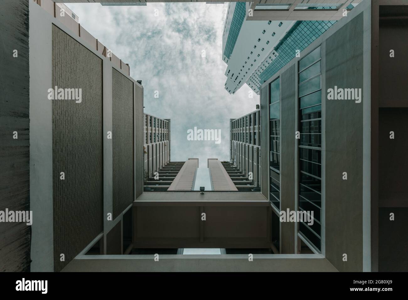 Foto ad angolo basso di un edificio residenziale con spaziosi balconi Foto Stock