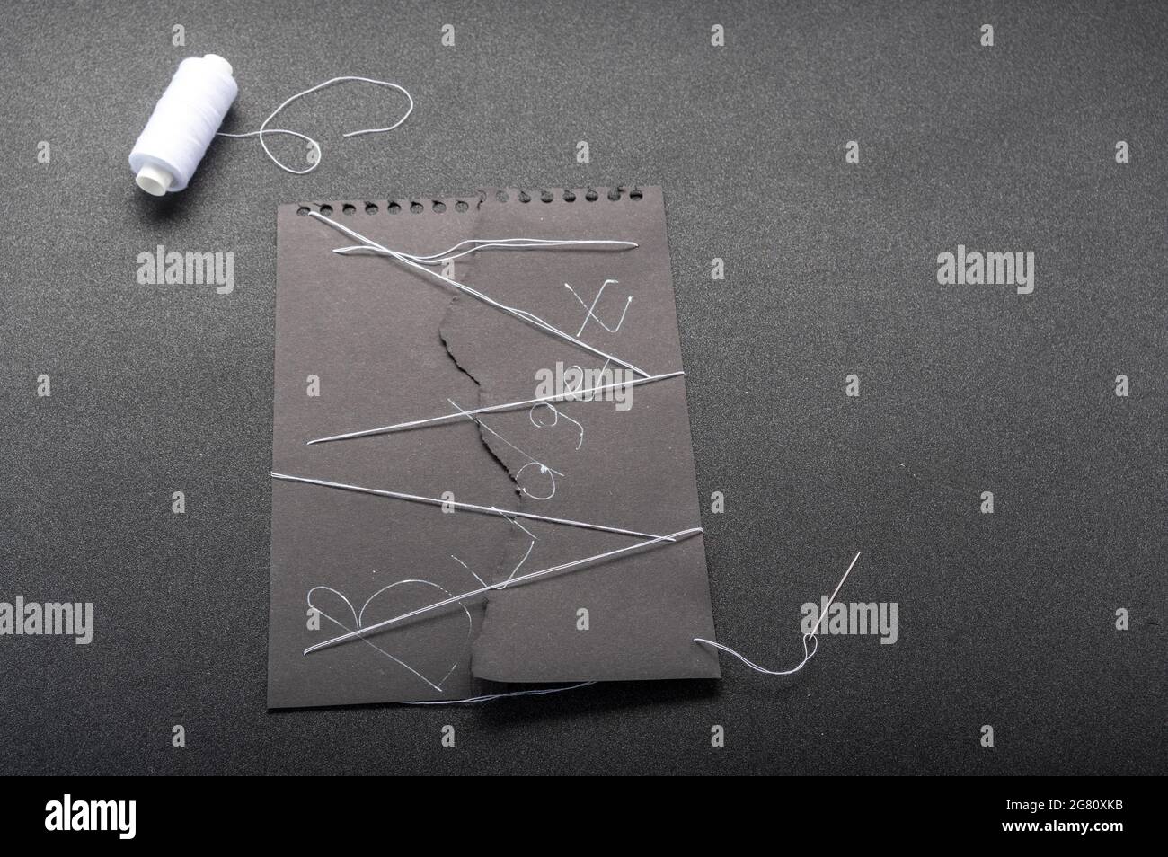 Bilancio finanziario. Accettare un bilancio finanziario. Barare sul bilancio. Fallimento del bilancio finanziario. Cucire il budget. Foto Stock