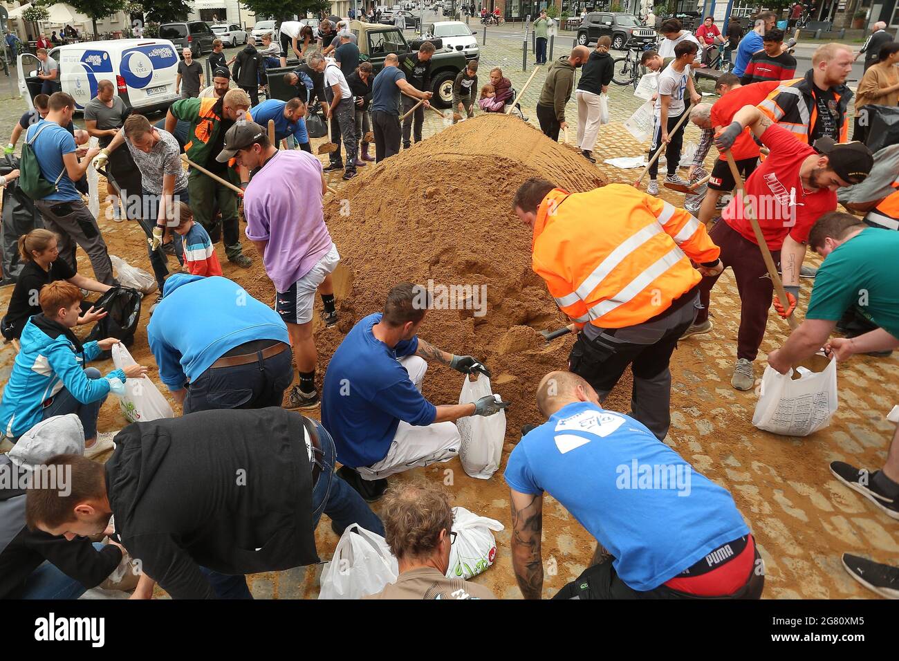 Erftstadt, Germania. 16 luglio 2021. Molti aiutanti riempiono i sacchi di sabbia. Sono necessari per fissare dighe che sono ammorbidite dall'alluvione. Credit: David Young/dpa/Alamy Live News Foto Stock