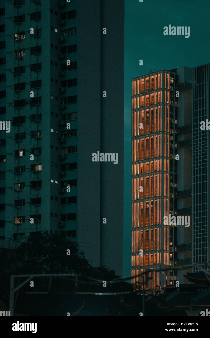 Immagine verticale di edifici residenziali illuminati con ampi balconi di notte Foto Stock