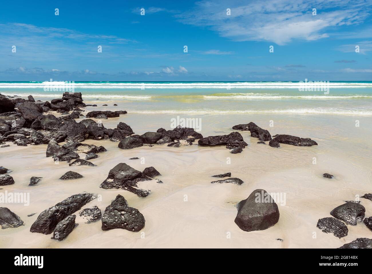 Spiaggia di Tortuga con rocce vulcaniche e turchese Oceano Pacifico, isola di Santa Cruz, Galapagos parco nazionale, Ecuador. Foto Stock