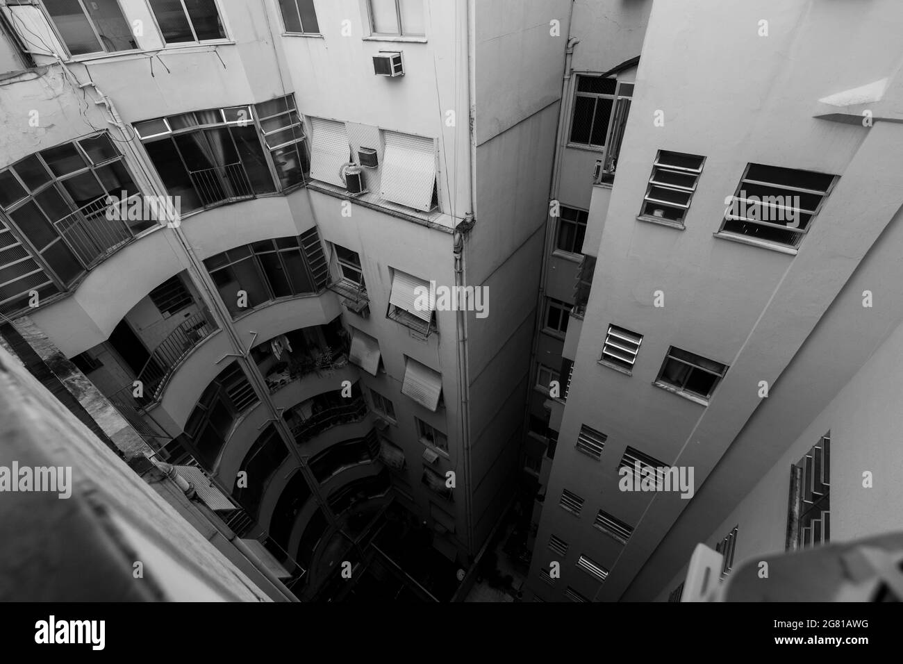 Immagine in scala di grigi di alti edifici di appartamenti Foto Stock