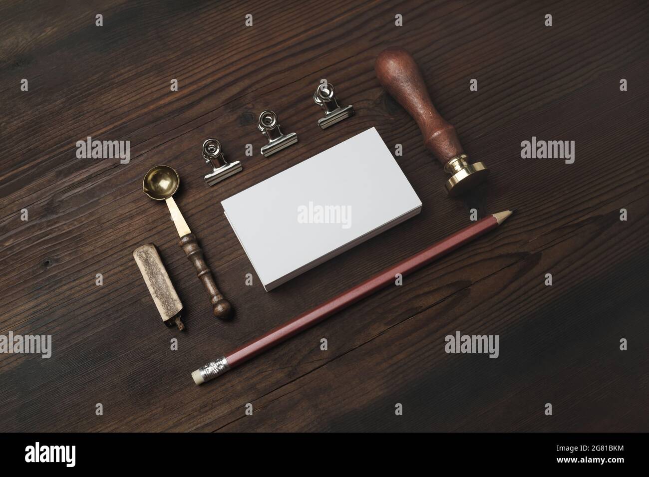 Cancelleria vintage vuota su sfondo di legno. Modello per identità di branding. Per presentazioni e portafogli di grafici. Foto Stock