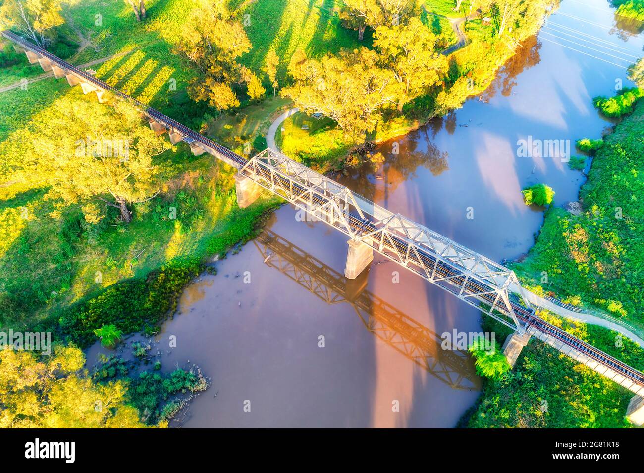 Vecchio ponte ferroviario storico attraversa il fiume Macquarie nella città di Dubbo delle pianure Australiane Great Western - vista aerea. Foto Stock