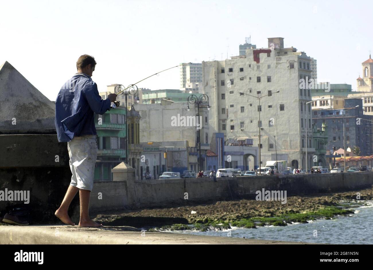 Un pescatore sul Malecon provare alcune catture, in un momento in cui l'isola è in profonda crisi economica. Cuba è stata rimossa da parte degli Stati Uniti la lista nera delle nazioni che sostengono il terrorismo internazionale, la compensazione di distanza di un ostacolo per la ripresa delle relazioni diplomatiche tra i due paesi. . Credito: Jorge Rey/MediaPunch Foto Stock