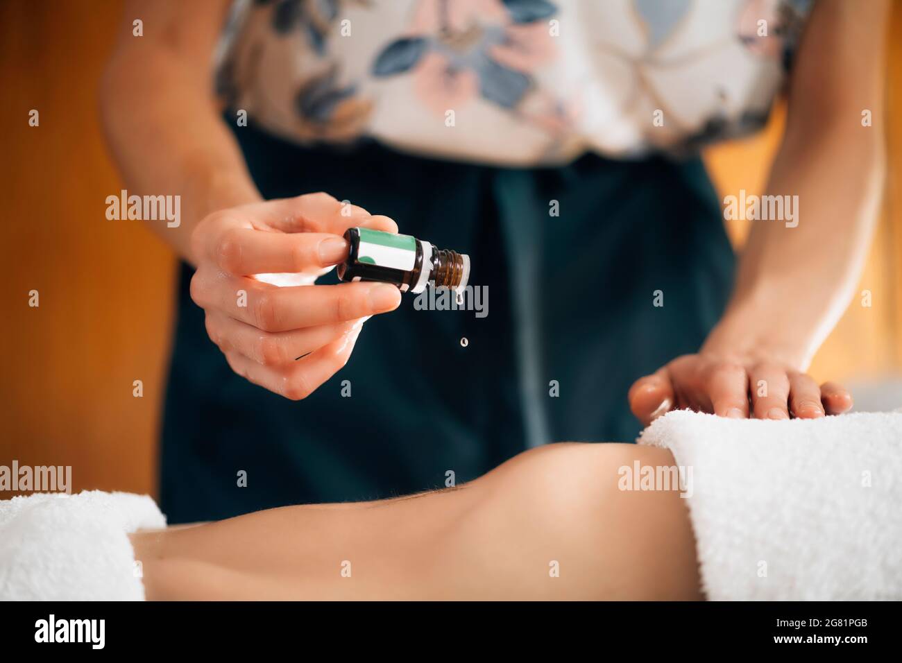 Massaggio ayurvedico con olio aromaterapico Foto Stock
