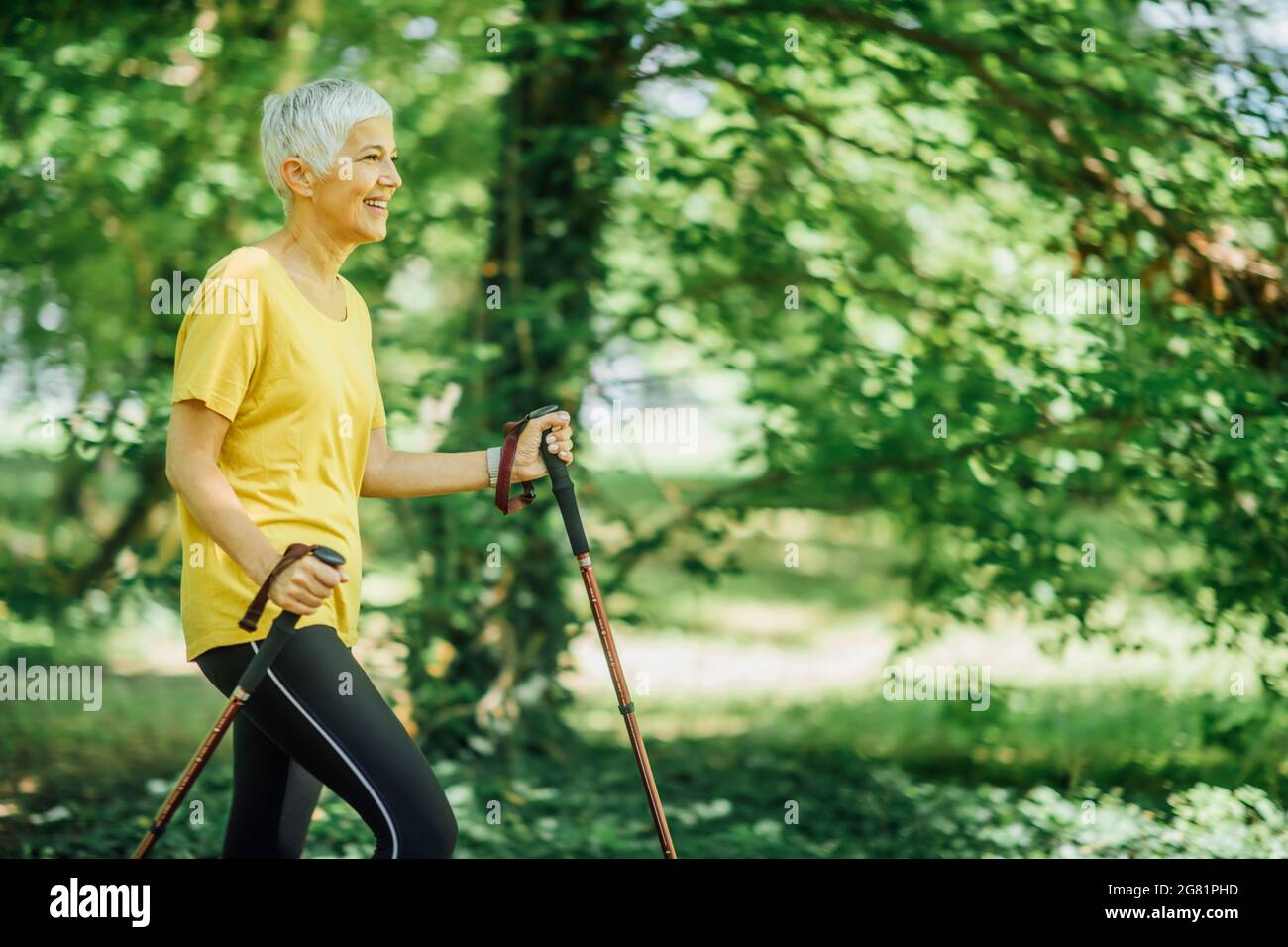 Senior Donna che cammina Foto Stock