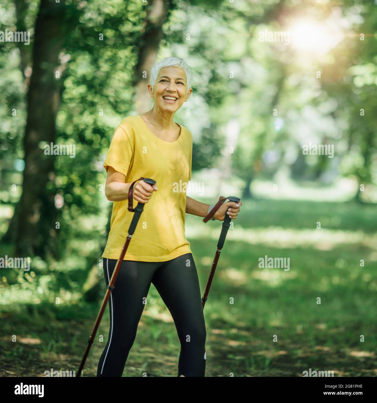 Senior Donna che cammina Foto Stock