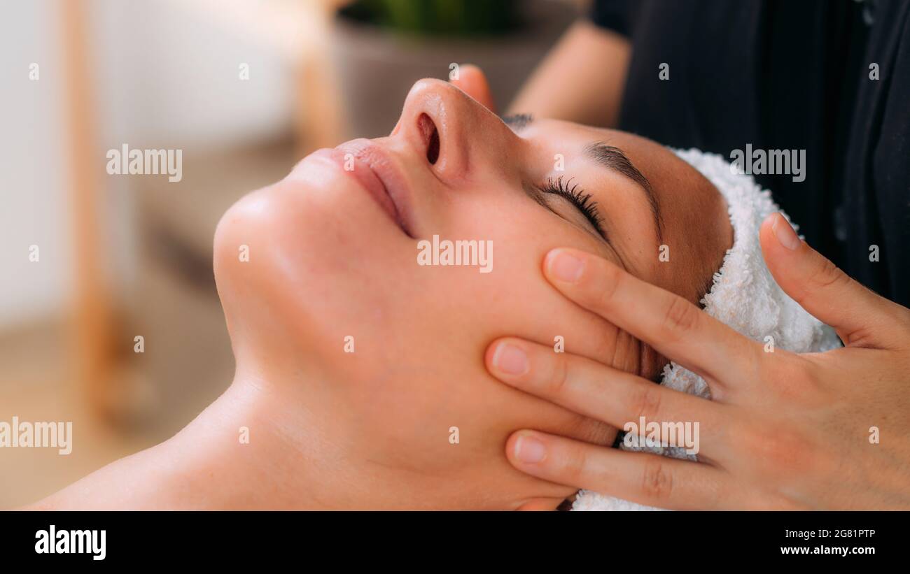 Massaggio ayurveda viso Foto Stock