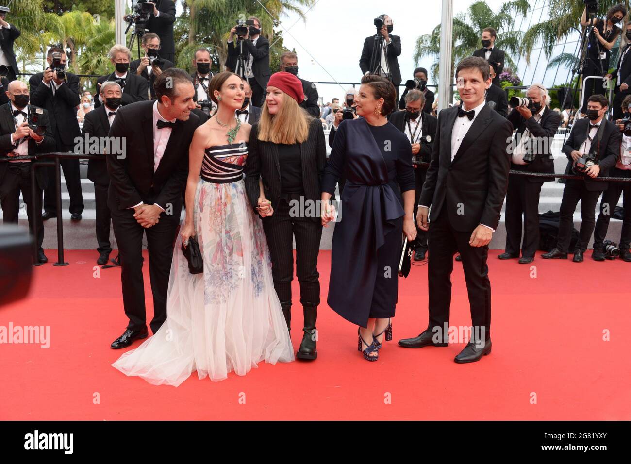 16 luglio 2021, CANNES, Francia: CANNES, FRANCIA - 16 LUGLIO: (R-L) un alcuni membri della giuria Daniel Burman, Elsa Zylberstein, presidente della giuria Andrea Arnold, membri della giuria Mounia Meddour e Michael Covino partecipano al ''Les Intranquilles (Credit Image: © Frederick InjimbertZUMA Wire) Foto Stock