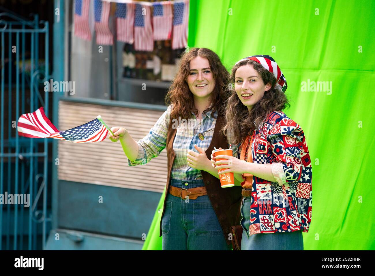 Glasgow, Scozia, Regno Unito. 16 luglio 2021. NELLA FOTO: Il cast cinematografico e gli extra fanno riprese con schermo verde. Giorno 4 delle riprese del film di successo di Hollywood dell'Indiana Jones 5. Le scene di oggi dicono una sfilata del nastro del ticker con le bande marching, la folla vacillante, la stampa e gli astronauti di ritorno in una scena americana di New York del 1959. Le strade sono decorate con stelle e strisce bandiere e mungere e la Harrison Ford doppia è stato visto a cavallo indietro attraverso le strade di Glasgow. Credit: Colin Fisher/Alamy Live News Foto Stock