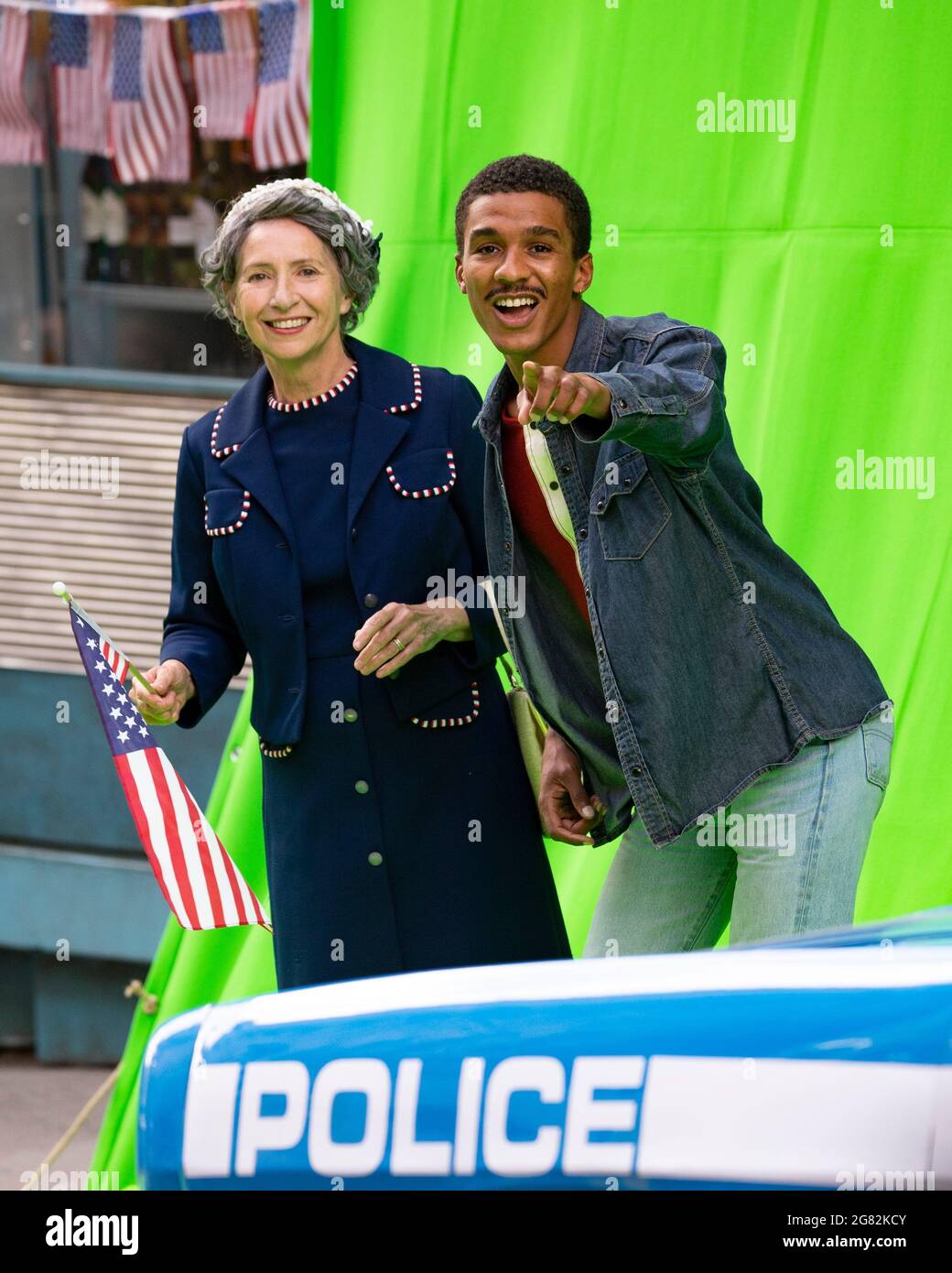 Glasgow, Scozia, Regno Unito. 16 luglio 2021. NELLA FOTO: Il cast cinematografico e gli extra fanno riprese con schermo verde. Giorno 4 delle riprese del film di successo di Hollywood dell'Indiana Jones 5. Le scene di oggi dicono una sfilata del nastro del ticker con le bande marching, la folla vacillante, la stampa e gli astronauti di ritorno in una scena americana di New York del 1959. Le strade sono decorate con stelle e strisce bandiere e mungere e la Harrison Ford doppia è stato visto a cavallo indietro attraverso le strade di Glasgow. Credit: Colin Fisher/Alamy Live News Foto Stock