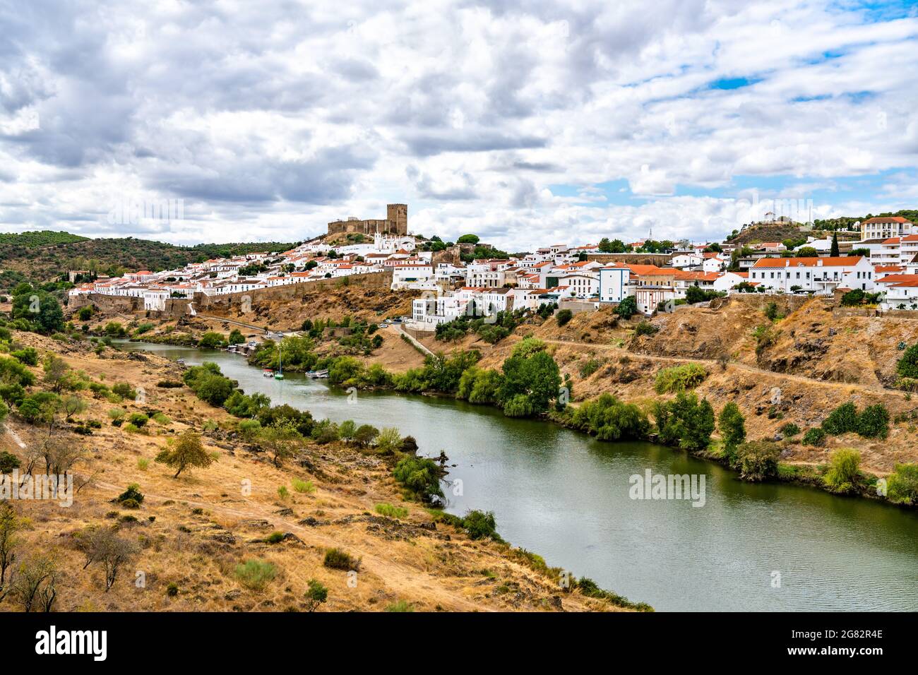 Mertola sopra il fiume Guadiana in Portogallo Foto Stock