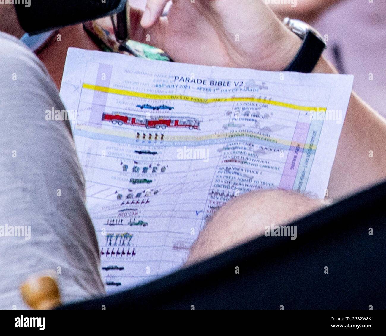 Glasgow, Scozia, Regno Unito. 16 luglio 2021. NELLA FOTO: Parata Bibbia versione 2 come i registi del film discutere la prossima take. Giorno 4 delle riprese del film di successo di Hollywood dell'Indiana Jones 5. Le scene di oggi dicono una sfilata del nastro del ticker con le bande marching, la folla vacillante, la stampa e gli astronauti di ritorno in una scena americana di New York del 1959. Le strade sono decorate con stelle e strisce bandiere e mungere e la Harrison Ford doppia è stato visto a cavallo indietro attraverso le strade di Glasgow. Credit: Colin Fisher/Alamy Live News Foto Stock