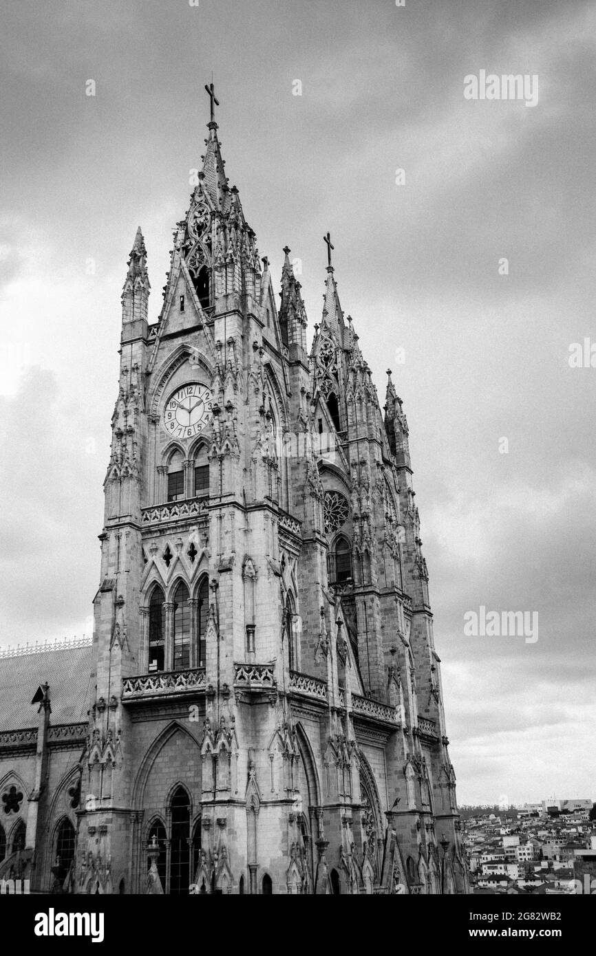 Basilica del voto Cattedrale Nacional a Quito, Ecuador in una giornata nuvolosa. Facciata frontale vista da un lato. Foto Stock